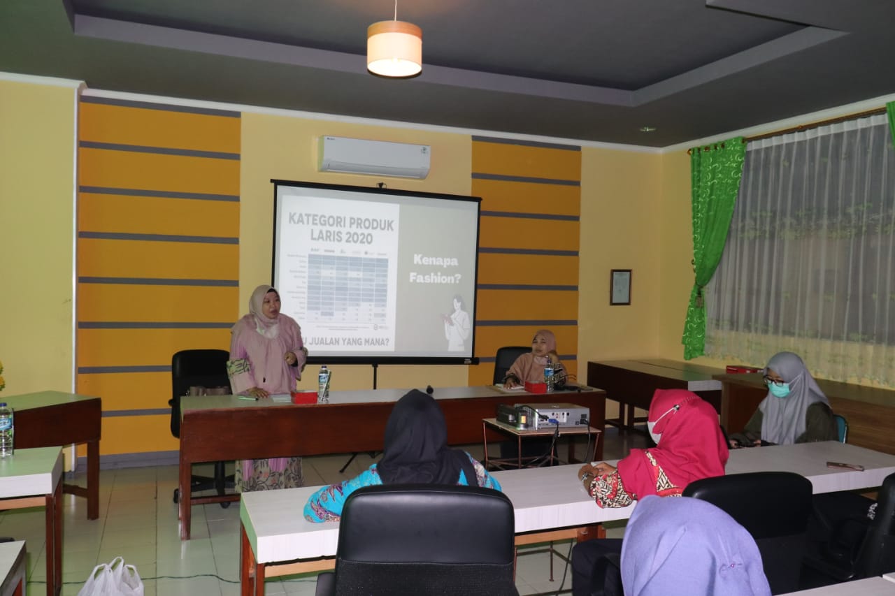 Praktisi Mengajar Tata Busana oleh Ibu Tutik Dhani Handayani, ST (Owner dan Founder Lhe-marikoe)